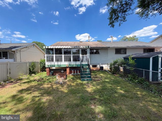 800 BOOKER DR, Capitol Heights, MD 20743