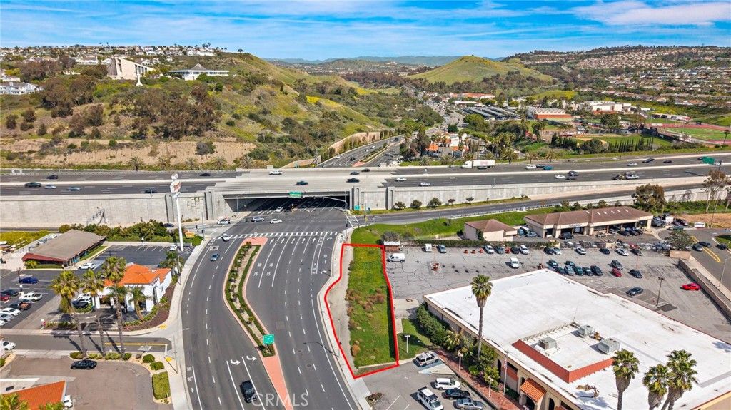 Image 3 of property listing at 524 E Avenida Pico, San Clemente, CA 92672