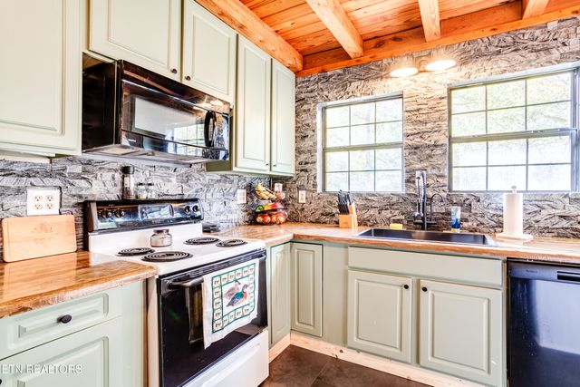 643 Airport Rd, Oakdale, TN 37829