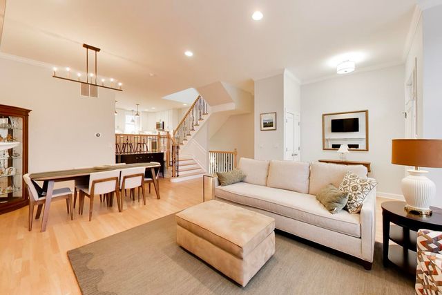 207 S Evergreen Avenue, Arlington Heights, IL 60005