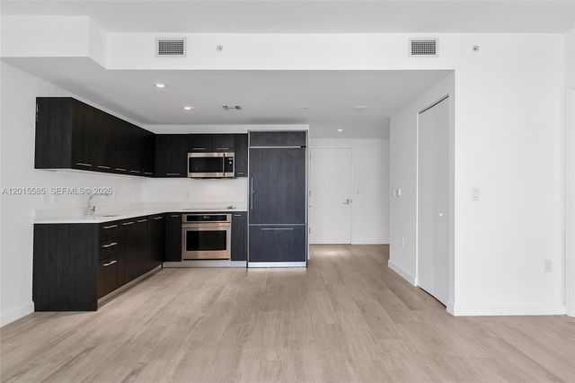 45 SW 9th St 3502, Miami, FL 33130