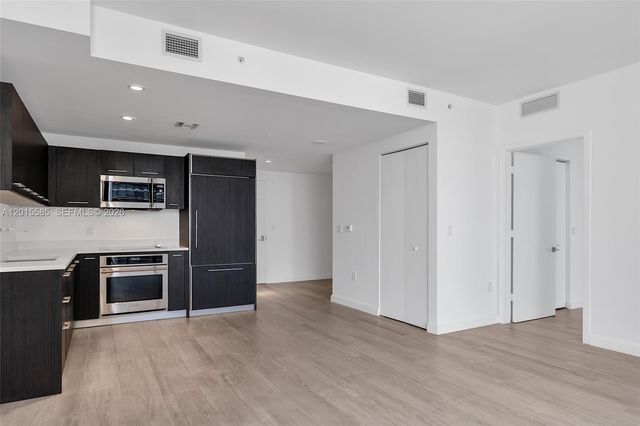 45 SW 9th St 3502, Miami, FL 33130