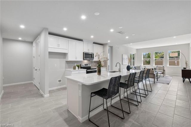 4676 Arboretum CIR 102, Naples, FL 34114