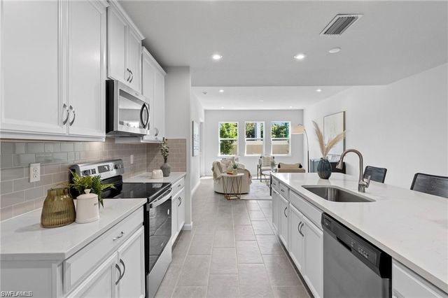 4676 Arboretum CIR 102, Naples, FL 34114