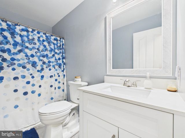 200 CANARY CIR, York, PA 17404