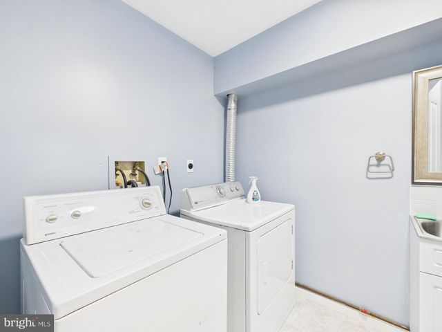 200 CANARY CIR, York, PA 17404