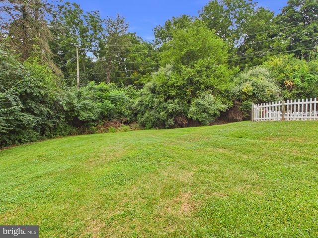 200 CANARY CIR, York, PA 17404