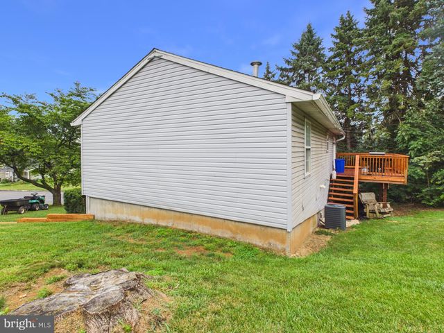 200 CANARY CIR, York, PA 17404