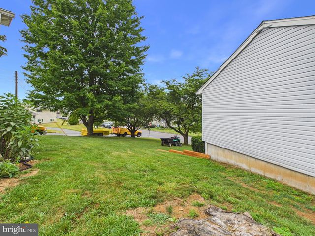 200 CANARY CIR, York, PA 17404