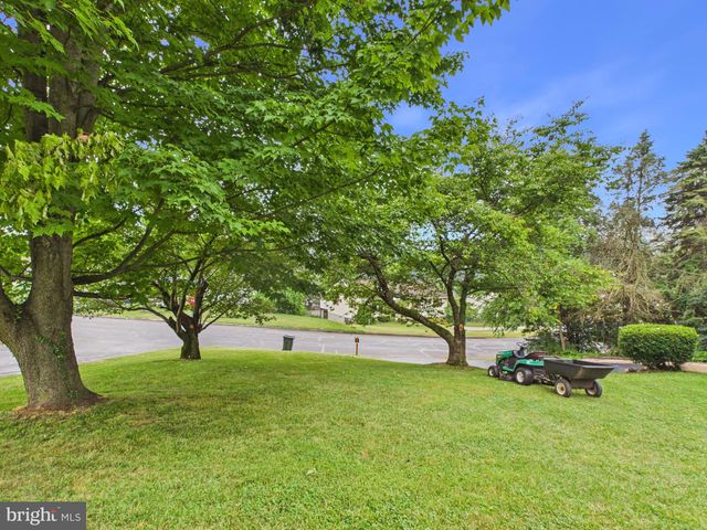 200 CANARY CIR, York, PA 17404