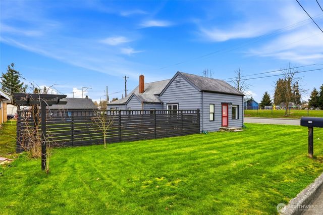 238 N Washington Avenue, Arlington, WA 98223