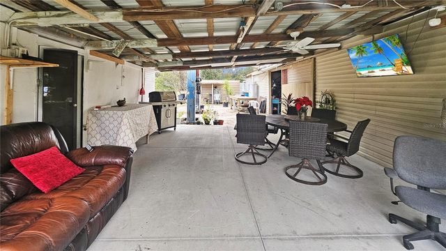 11455 SE HIGHWAY 464C, Ocklawaha, FL 32179