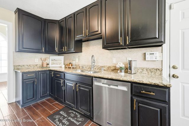 287 Cedar Place Dr, Shepherdsville, KY 40165