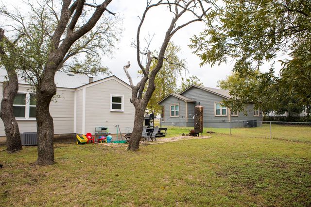 205 S Porter ST, Lampasas, TX 76550