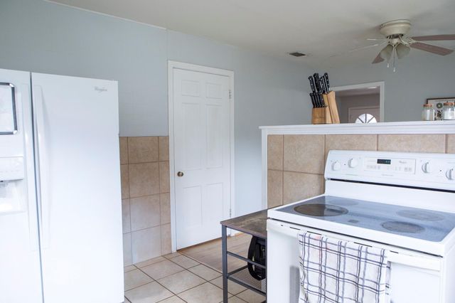 205 S Porter ST, Lampasas, TX 76550