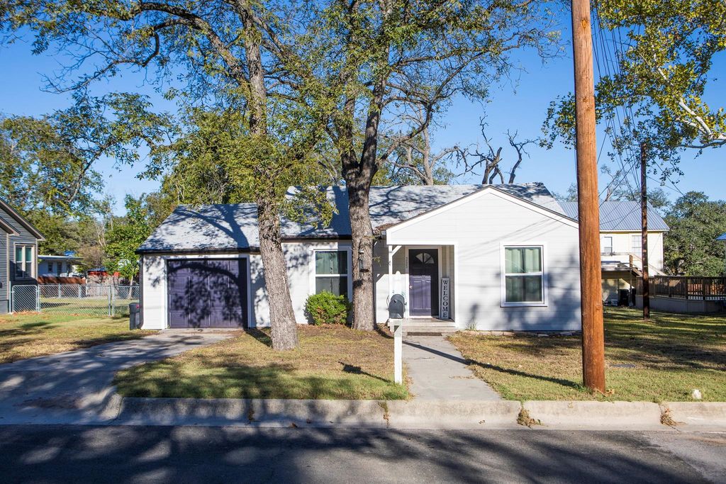 205 S Porter ST, Lampasas, TX 76550