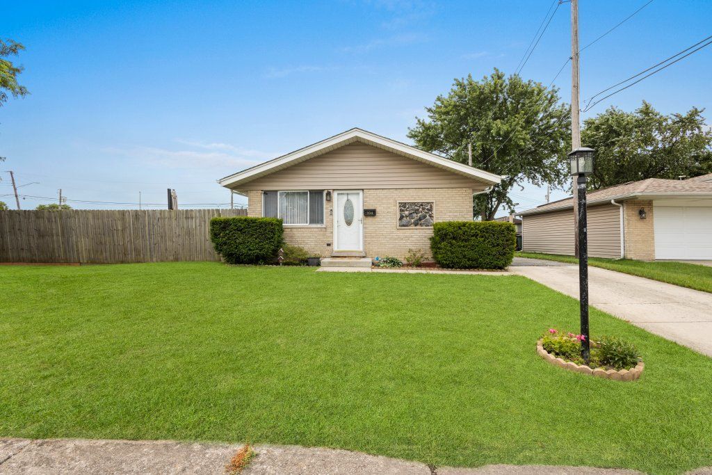 16544 Lisa Lane, Oak Forest, IL 60452