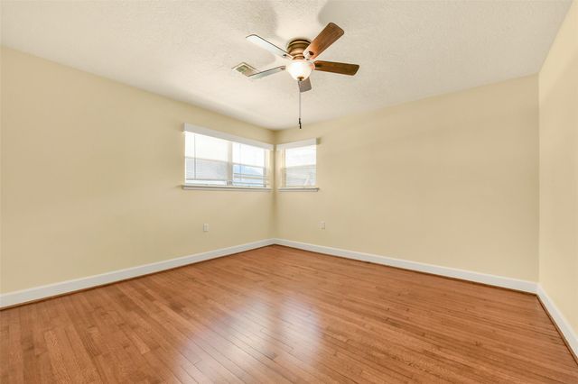 523 Oakdale Avenue, Shoreacres, TX 77571