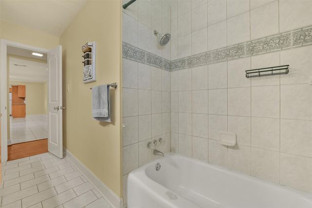 523 Oakdale Avenue, Shoreacres, TX 77571