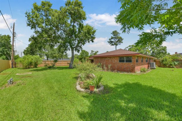 523 Oakdale Avenue, Shoreacres, TX 77571
