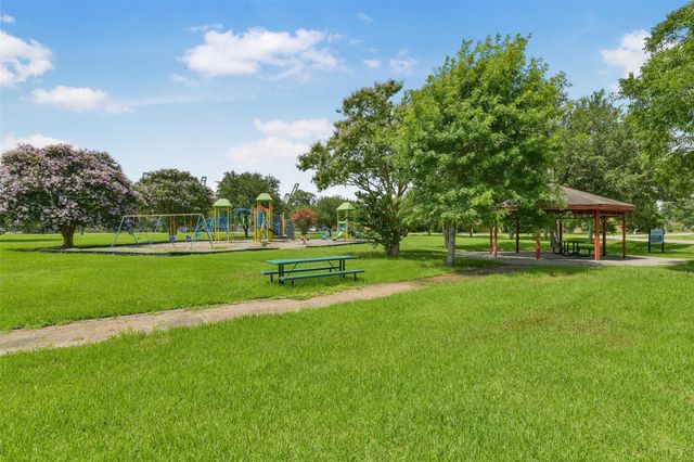 523 Oakdale Avenue, Shoreacres, TX 77571