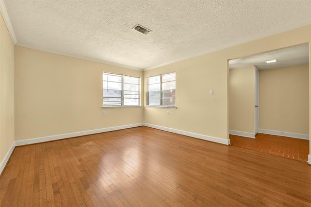 523 Oakdale Avenue, Shoreacres, TX 77571