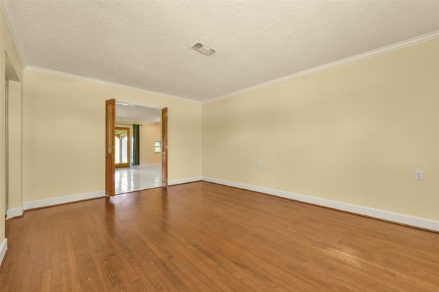 523 Oakdale Avenue, Shoreacres, TX 77571