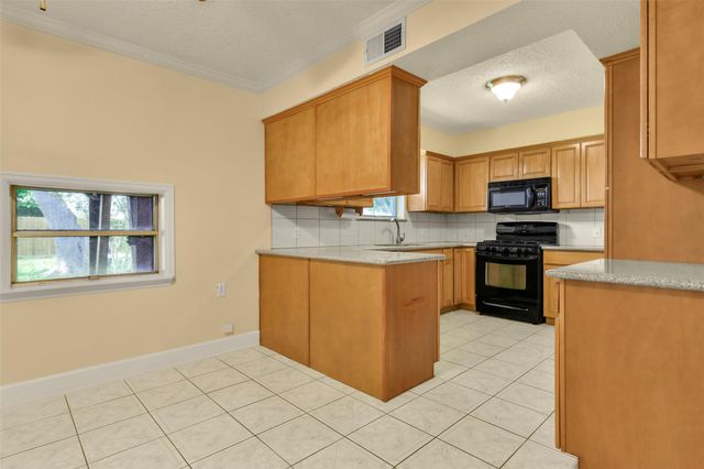 523 Oakdale Avenue, Shoreacres, TX 77571