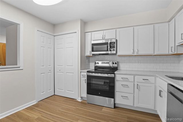 8577 Kennedy Circle M7, Warren, MI 48093