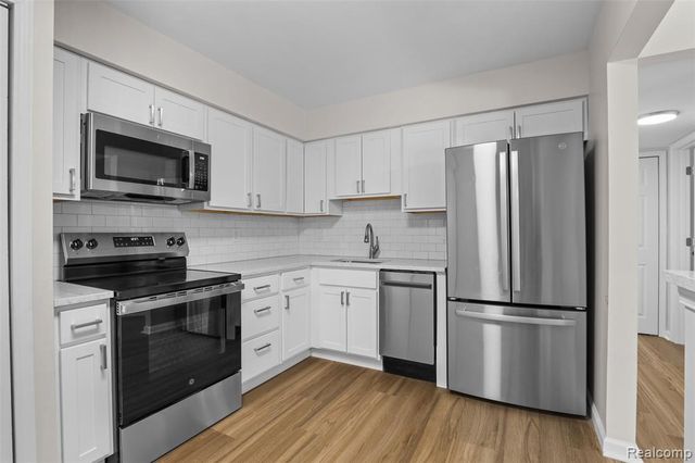 8577 Kennedy Circle M7, Warren, MI 48093