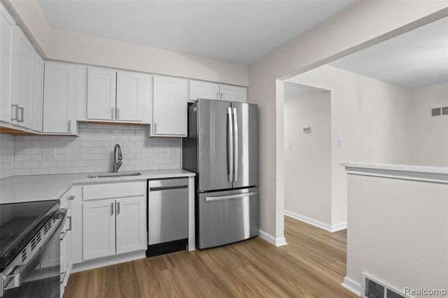 8577 Kennedy Circle M7, Warren, MI 48093