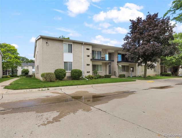 8577 Kennedy Circle M7, Warren, MI 48093