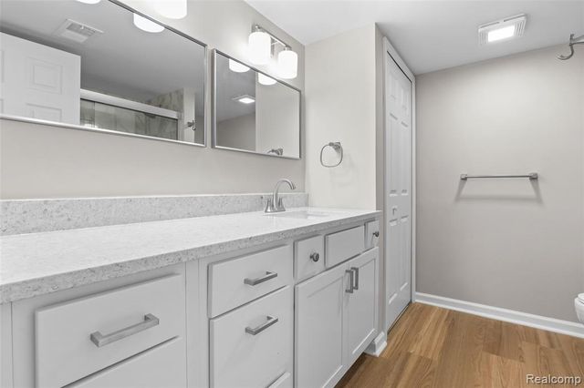 8577 Kennedy Circle M7, Warren, MI 48093