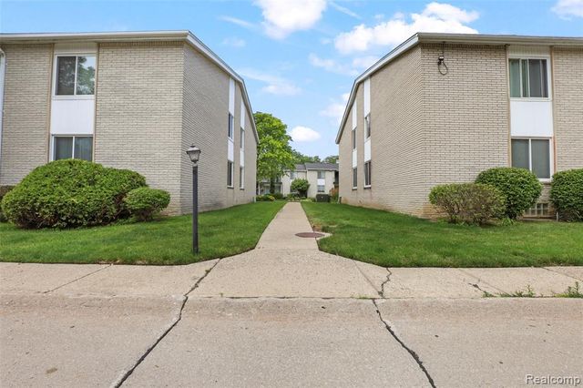 8577 Kennedy Circle M7, Warren, MI 48093