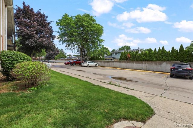 8577 Kennedy Circle M7, Warren, MI 48093
