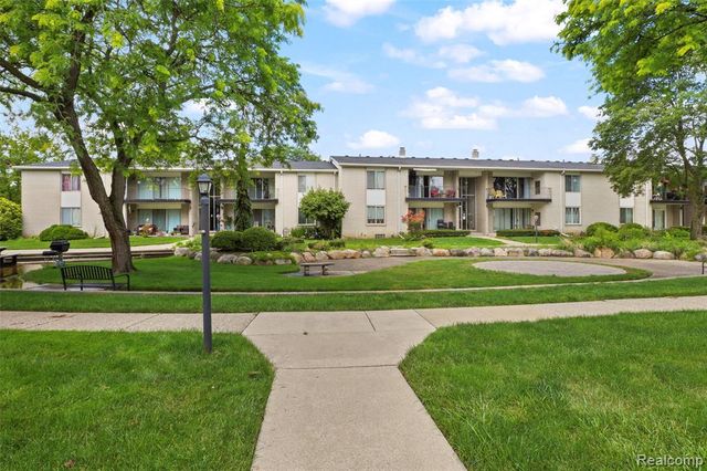 8577 Kennedy Circle M7, Warren, MI 48093