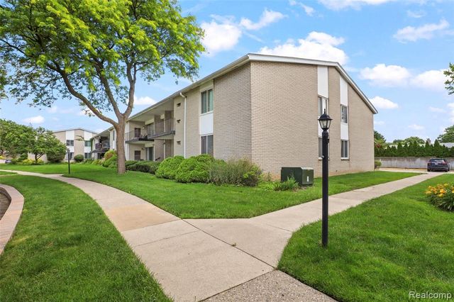 8577 Kennedy Circle M7, Warren, MI 48093