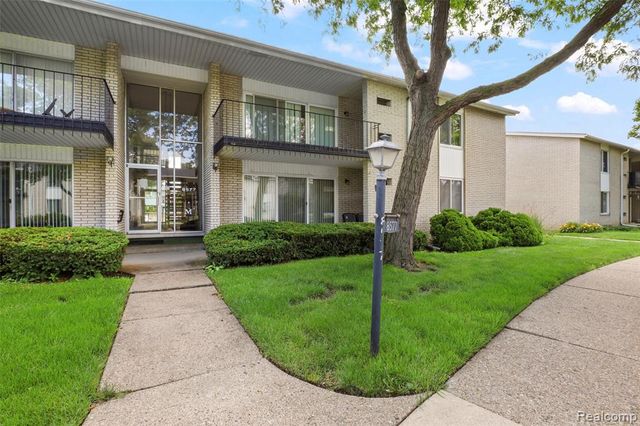 8577 Kennedy Circle M7, Warren, MI 48093