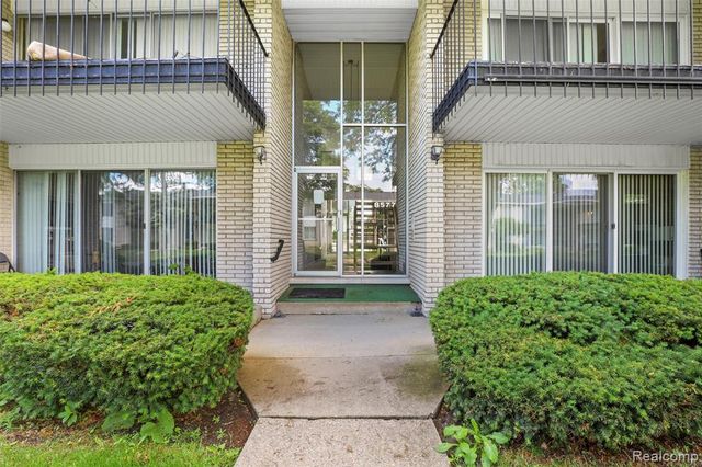 8577 Kennedy Circle M7, Warren, MI 48093