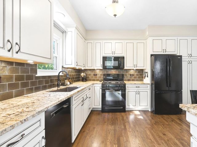 1949 Barnhill Drive, Mundelein, IL 60060