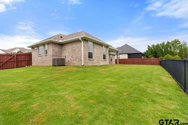 228 Smith Cir, Lindale, TX 75771