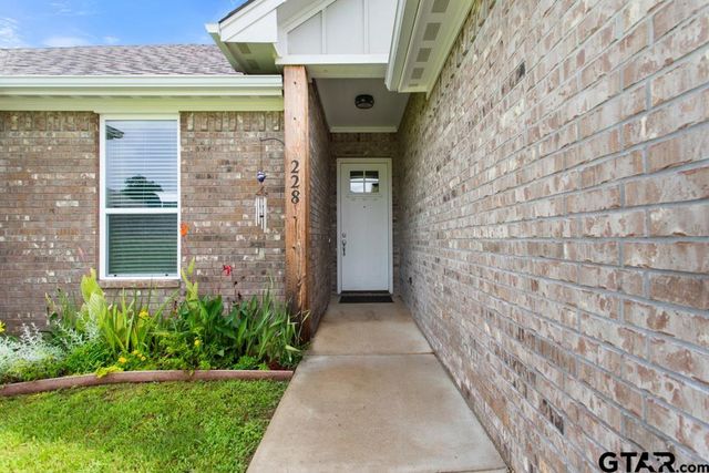 228 Smith Cir, Lindale, TX 75771