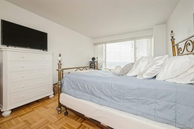 166-25 Powells Cove Boulevard 18G, Beechhurst, NY 11357