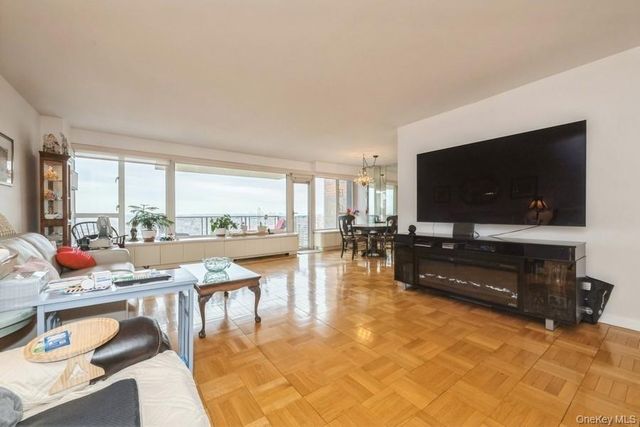 166-25 Powells Cove Boulevard 18G, Beechhurst, NY 11357