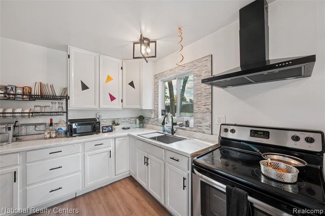 966 E Greendale, Highland Park, MI 48203