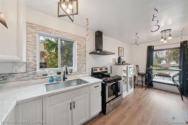 966 E Greendale, Highland Park, MI 48203