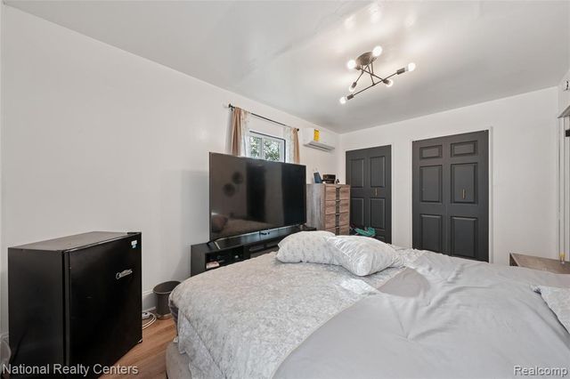 966 E Greendale, Highland Park, MI 48203