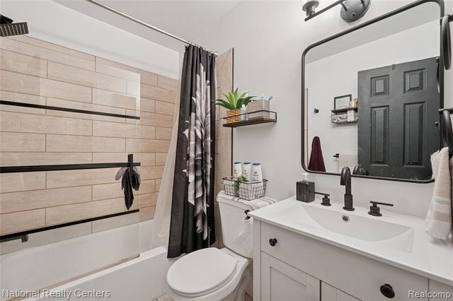 966 E Greendale, Highland Park, MI 48203