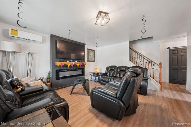 966 E Greendale, Highland Park, MI 48203