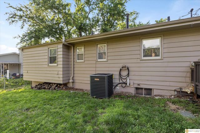 1701 Cascio Drive, Omaha, NE 68005
